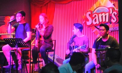 5-folk-group-at-sams-pizza