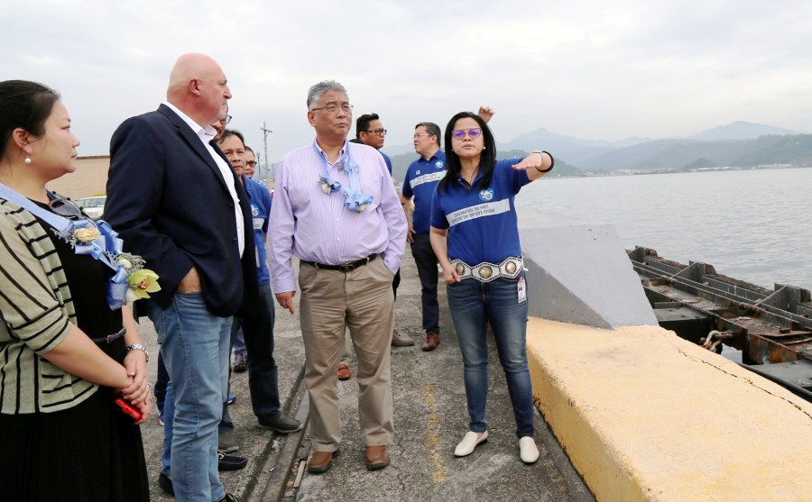 1 - eisma with caribbean cruise officials at alava pier