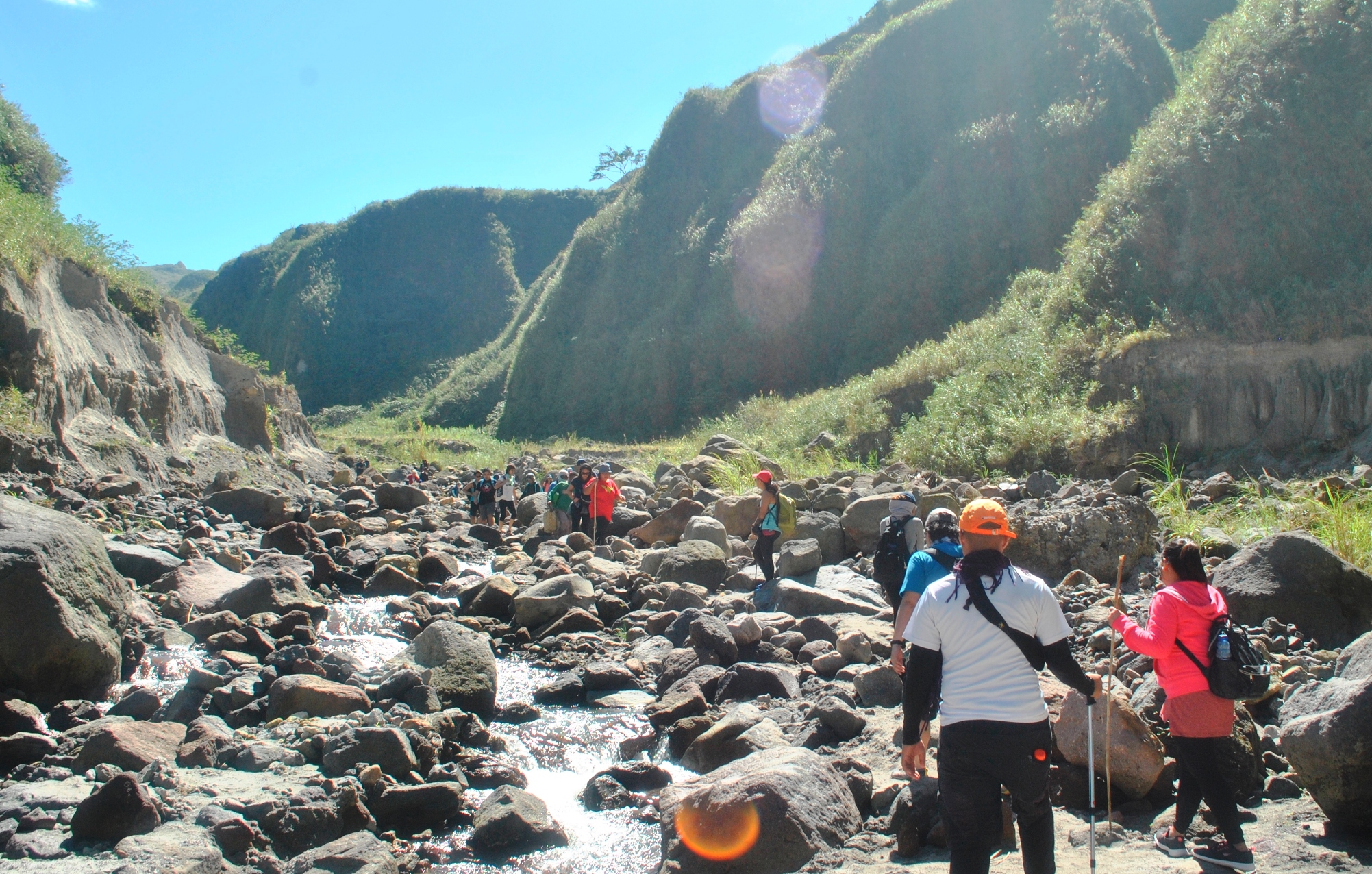 1211 pm - zambales trekkers meet tarlac group going down