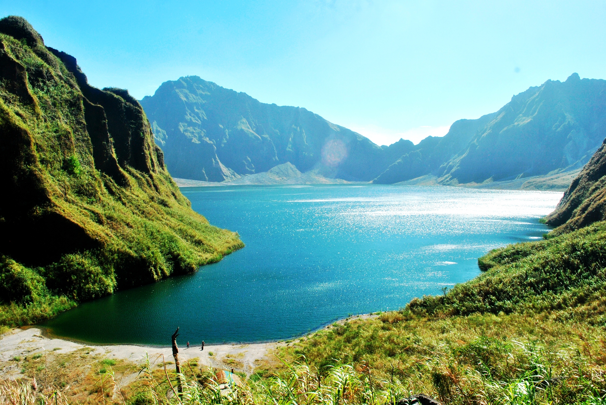 1330 - pinatubo crater lake