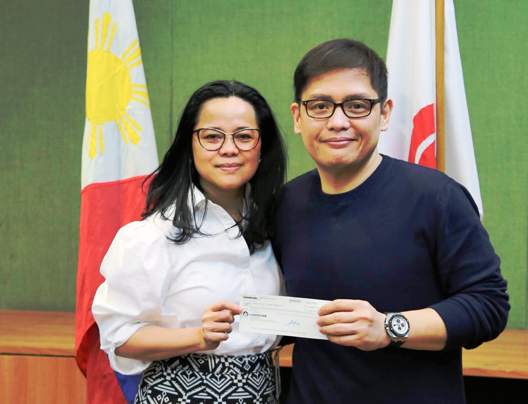 Chairman Eisma with Mayor Khonghun