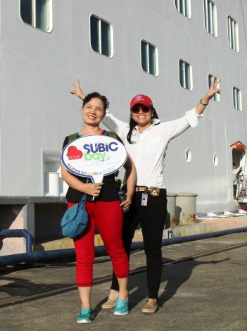 06mar - Chairman Eisma with cruise ship passenger