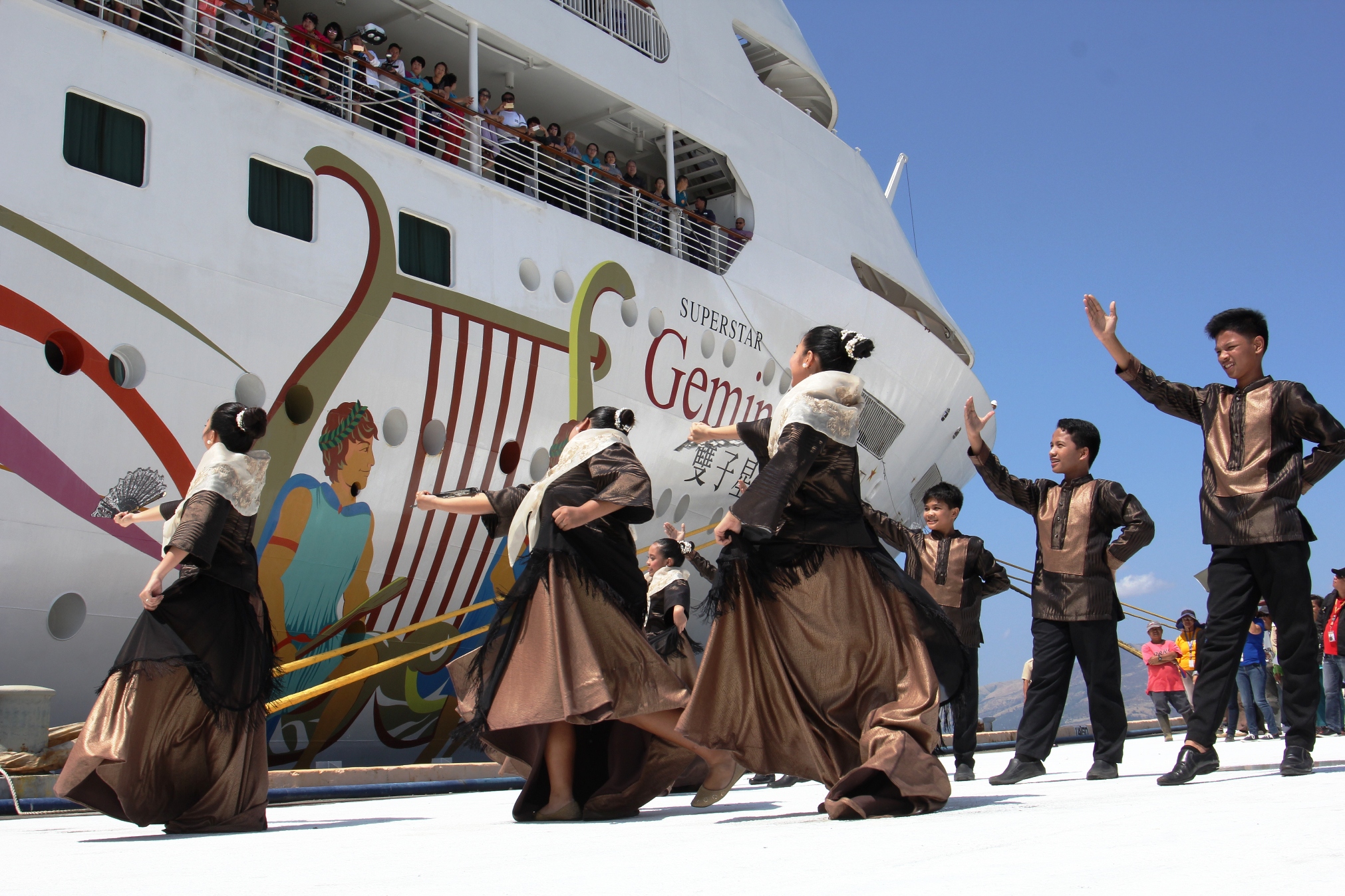 13mar - gemini 13mar - gemini cruise ship welcome dance2