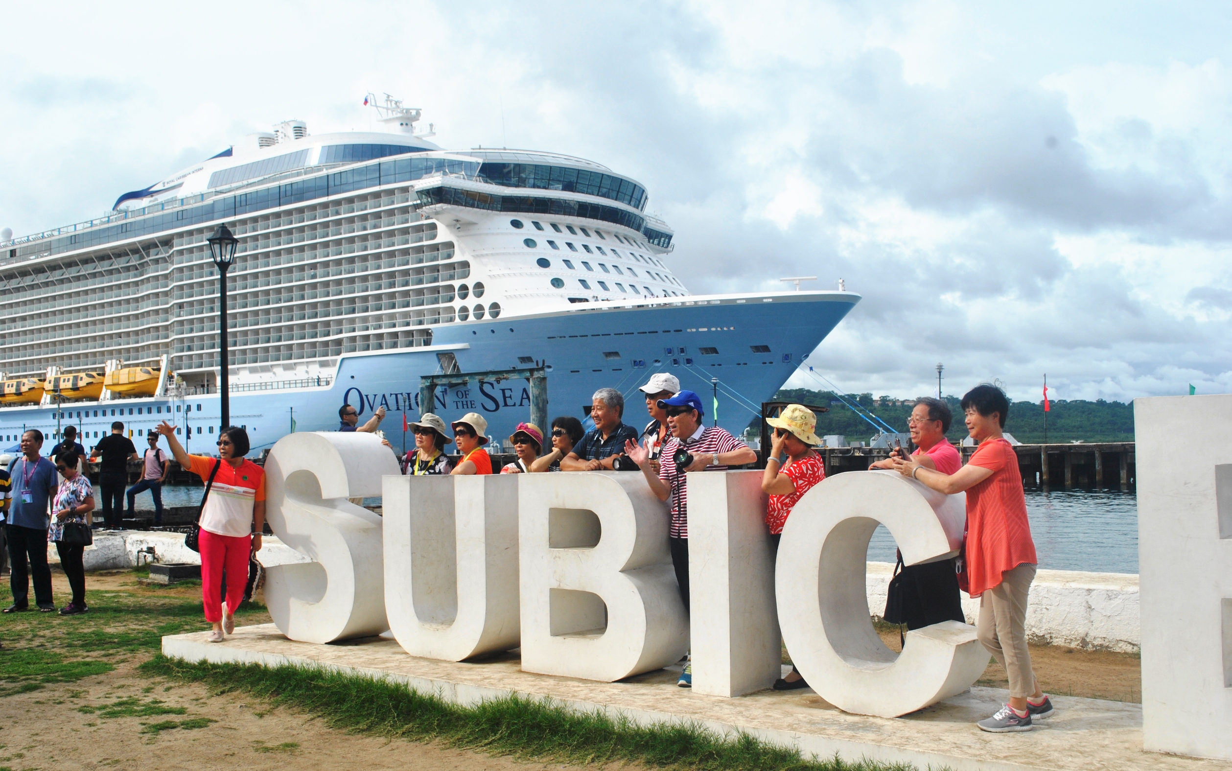 ovation of the seas passengers2