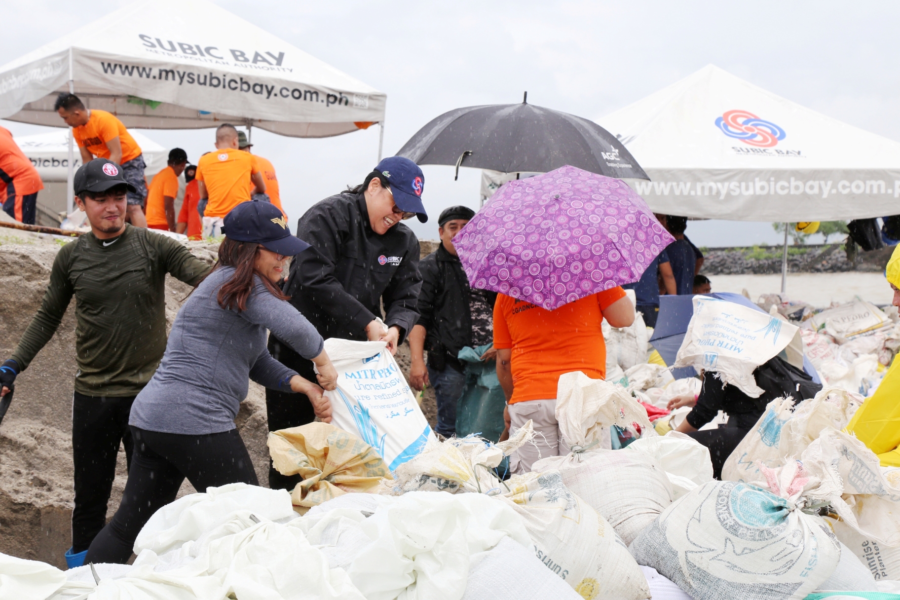 26july - chairman eisma joins sandbaggin volunteers2