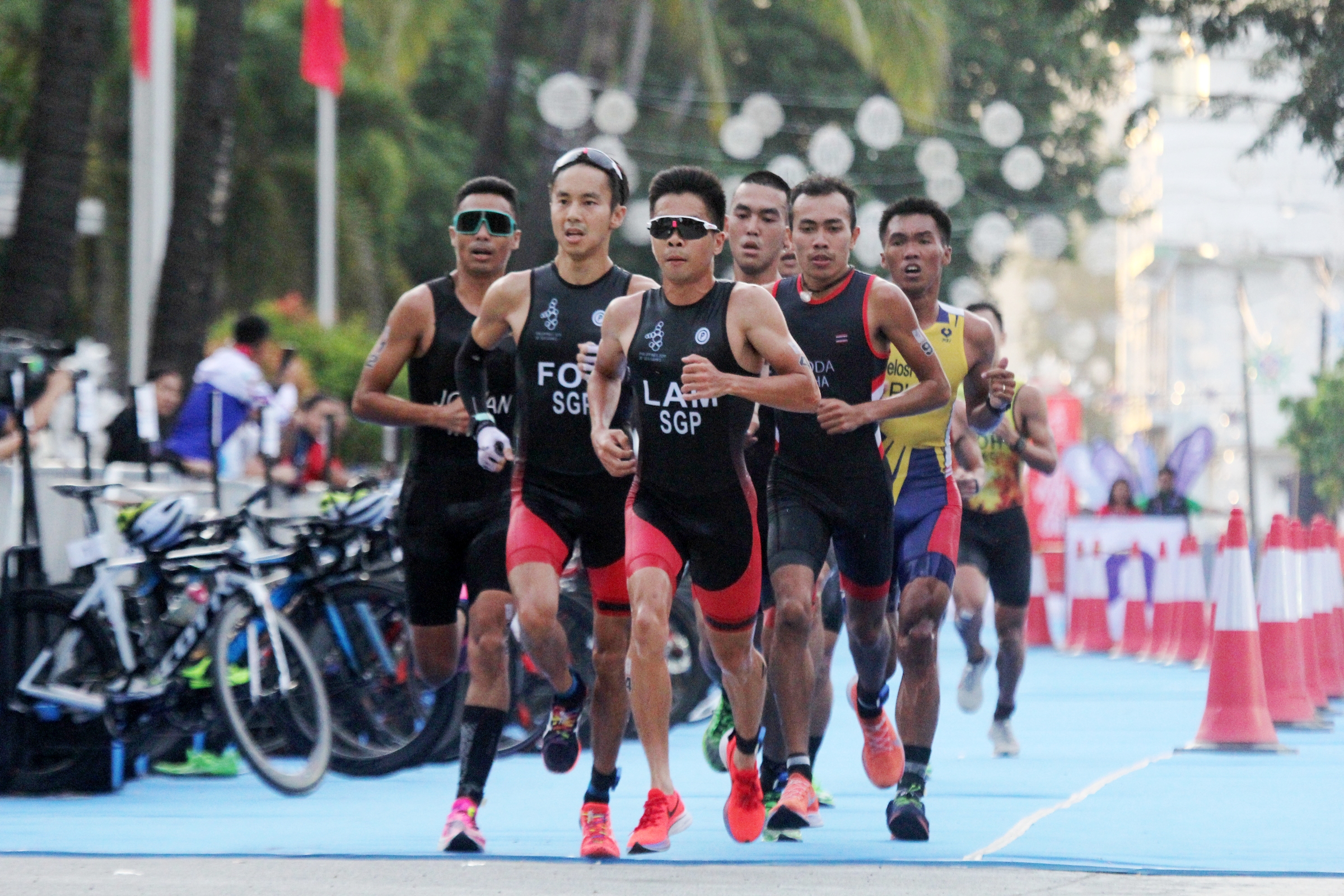 02dec - 3 - lam of singapore leads the pack before johan makes a breakaway