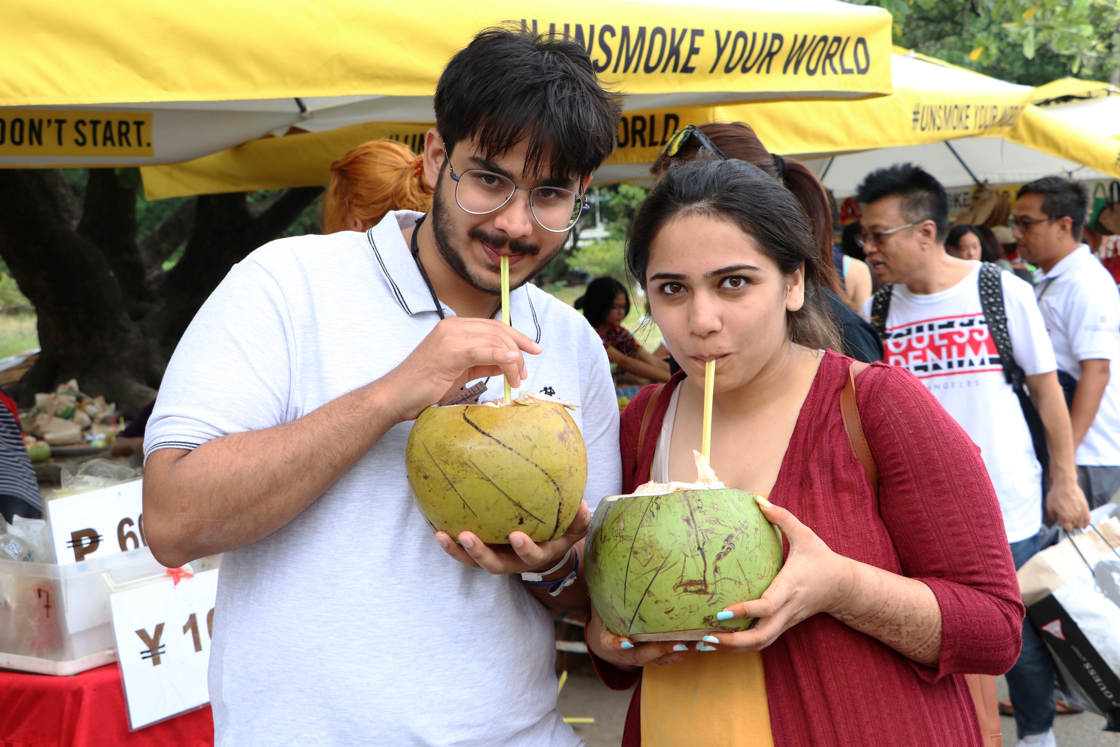 07jan - cruise passengers sample fresh coco juice