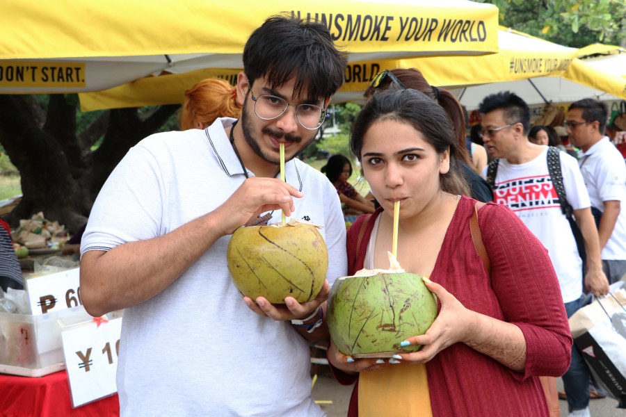 07jan - cruise passengers sample fresh coco juice