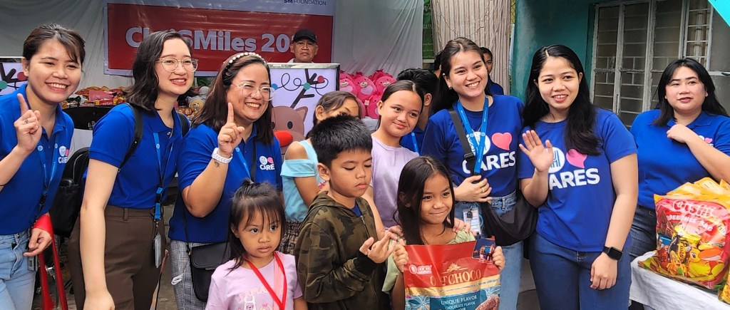 SM OLONGAPO EMPLOYEES SPREAD HOLIDAY CHEER TO LESS FORTUNATE&nbsp;KIDS