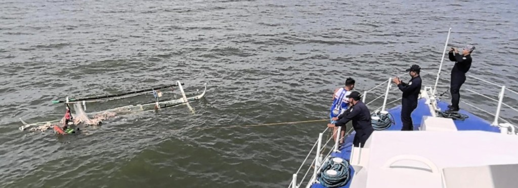 Coast Guard rescues two fishermen off&nbsp;Bataan