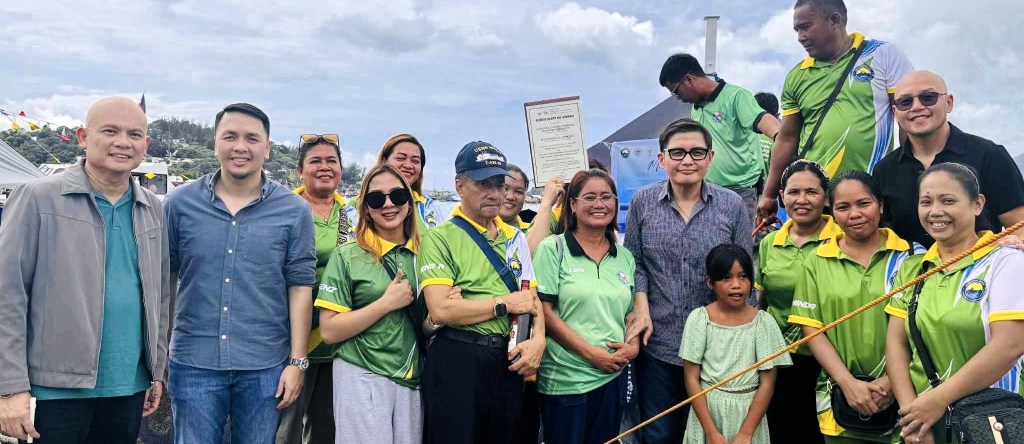 BFAR turns over 5 boats to Subic, Olongapo&nbsp;fisherfolk