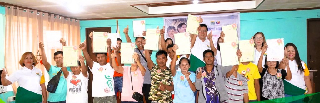 32 Zambales farmers receive e-titles, debt condonation&nbsp;certificates