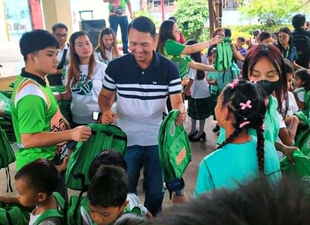 Subic LGU hands out school bags,&nbsp;supplies