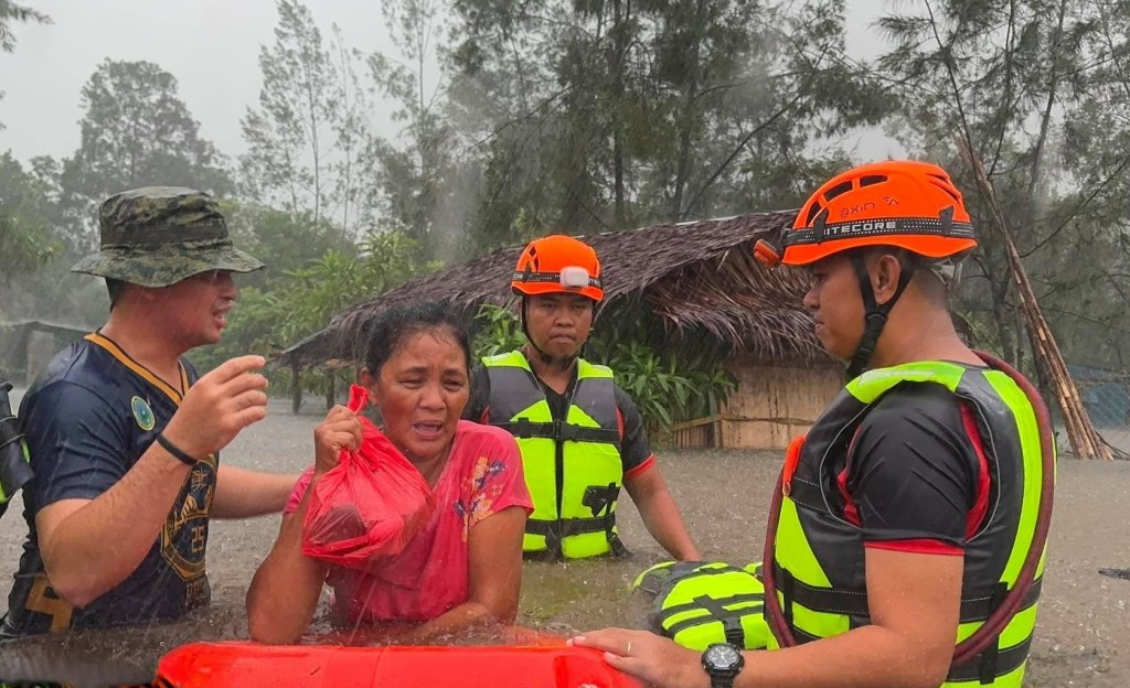 59 families evacuate flooded areas in North Zambales; Malacañang suspends govt work Wednesday afternoon