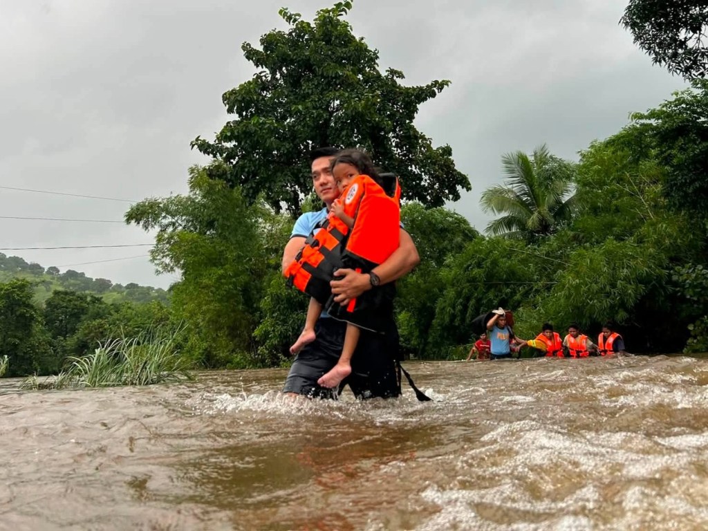 Habagat floods riverine, coastal areas in Zambales; 2,876 residents&nbsp;evacuated