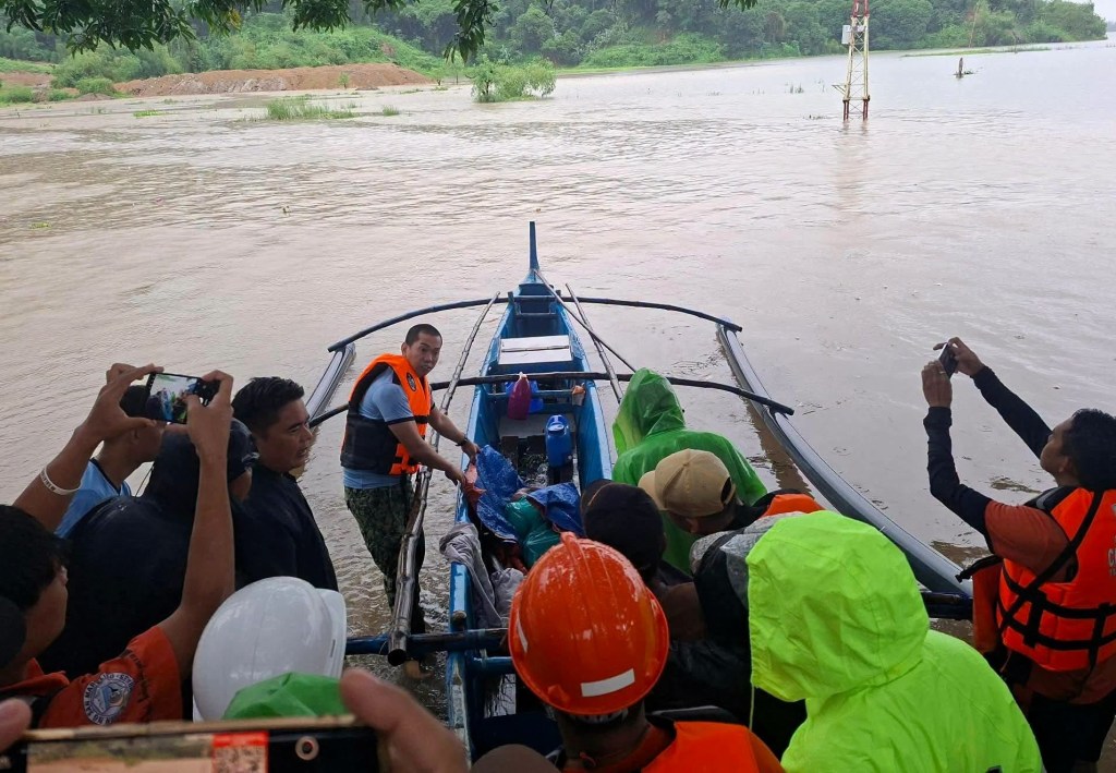 2 more bodies retrieved from Zambales lake; death toll climbs to&nbsp;8