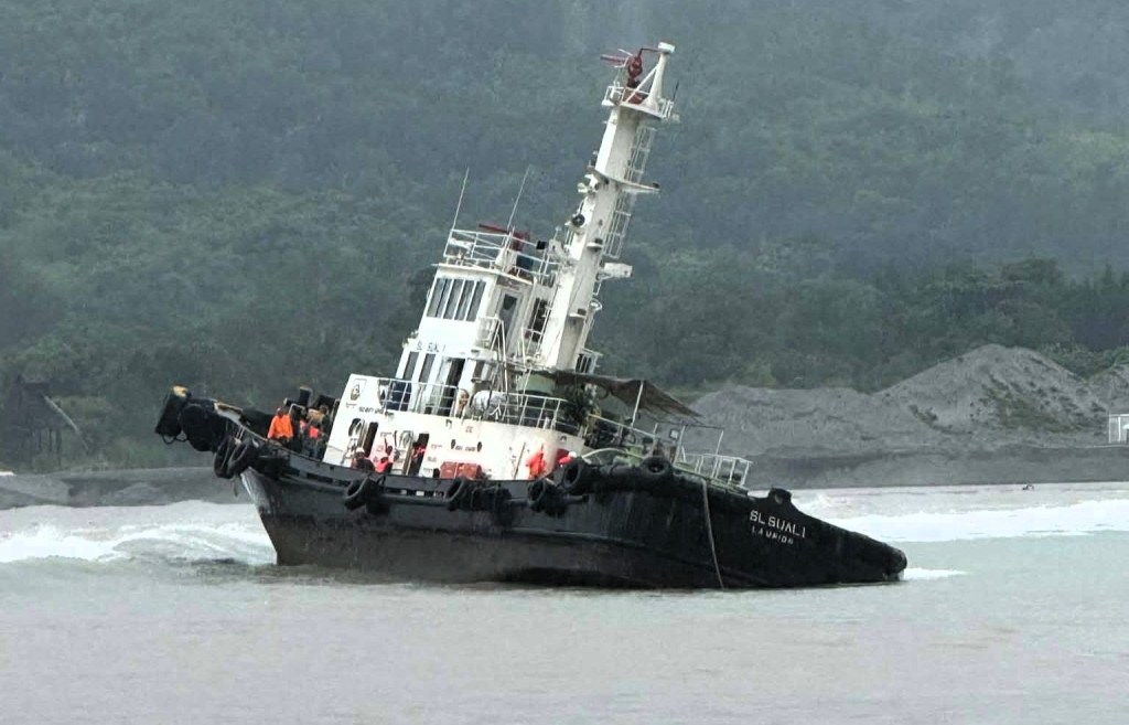Crew of grounded tugboat rescued off&nbsp;Botolan