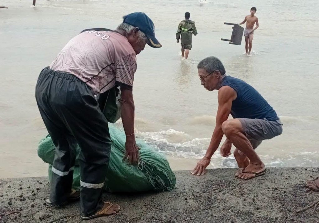 Flood-prone Zambales villages evacuate amid high lahar&nbsp;risk